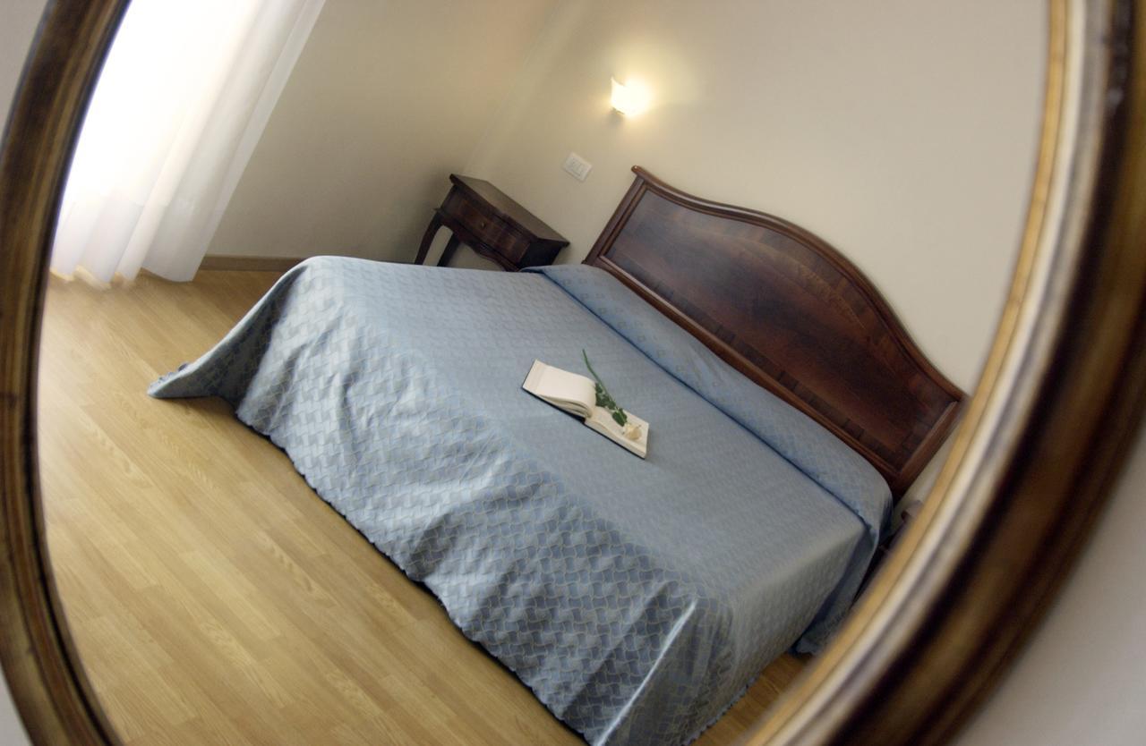 Hotel Belvedere Torri Del Benaco Bilik gambar